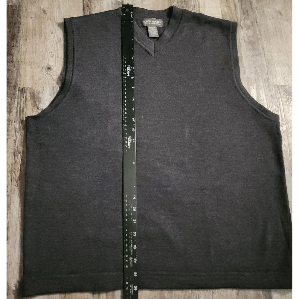 Banana Republic Sweater Vest Mens L Gray Extra Fine Italian Merino Wool V-Neck